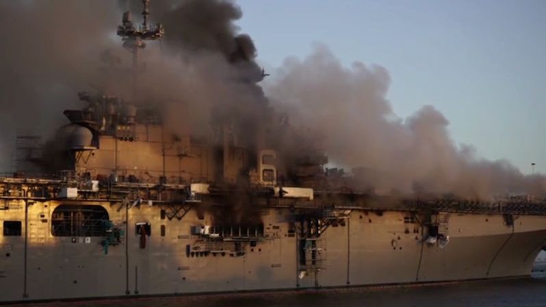 Zničující požár na výsadkové lodi založil americký námořník